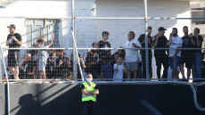 ΟΦΗ - ΑΕΚ: Οι οπαδοί των Κρητικών βλέπουν το ματς από τις ταράτσες