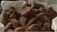 Παξιμάδια με χαρούπι: Τέσσερα πράγματα που πρέπει όλοι να ξέρουμε