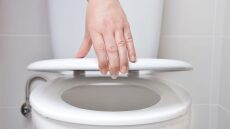 Τουαλέτα: Γιατί πρέπει να κλείνετε το καπάκι πριν τραβήξετε το καζανάκι