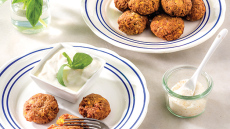 Αφράτα κεφτεδάκια λουκάνικου με καρότο και ντιπ γιαουρτιού με τζίντζερ
