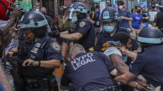 ΗΠΑ: Έδωσαν μιλκσέικ με χλωρίνη σε τρεις αστυνομικούς στη Νέα Υόρκη