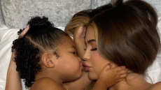 Κάιλι Τζένερ: Γυμνή αγκαλιά με την κόρη της στο εξώφυλλο της Vogue Τσεχοσλοβακίας