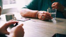 Παππούς-γιαγιά: Έτσι θέτουν το παιδί σε κίνδυνο χωρίς να το θέλουν