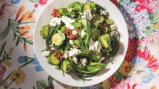 Καλοκαιρινή σαλάτα με αλμύρα, βραστά κολοκυθάκια, ανθότυρο και βασιλικό