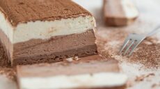 Κορμός σεμιφρέντο με καρύδα και σοκολάτα