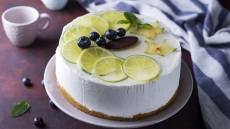 Εύκολη τούρτα σεμιφρέντο με γεύση λάιμ