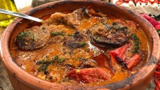 Μοσχαράκι στο πήλινο με πιπεριές Φλωρίνης