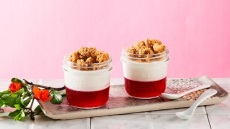 Mousse πάστας με ζελέ ρόδι και crumble μπισκότου