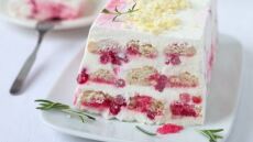 Σεμιφρέντο με κόκκινα φρούτα