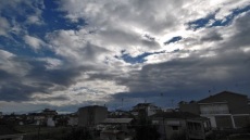 Καιρός: Τοπικές νεφώσεις και αύριο Τετάρτη με τον υδράργυρο να φτάνει ως τους 27 βαθμούς - Πού θα βρέξει
