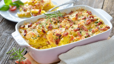 Πατάτες ογκρατέν με μπέικον και μυρωδικά