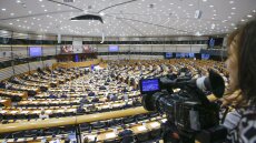 Διασπασμένη η ευρω-ομάδα της ΝΔ σε κρίσιμη ψηφοφορία