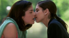 «Cruel Intentions»: Σάρα Μισέλ Γκέλαρ και Σέλμα Μπλερ ξαναδίνουν το «καυτό» φιλί της ταινίας του 1999