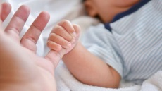 Γεννήθηκε το τέταρτο παιδί στη χώρα με μεταφορά μητρικής ατράκτου