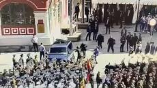 Ρώσος στρατιώτης σε παροξυσμό προκάλεσε αναστάτωση σε παρέλαση παρουσία του Πούτιν