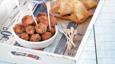 Κεφτεδάκια αρωματισμένα με ούζο και γκιουζλεμέδες Μυτιλήνης