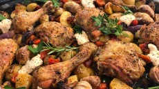 Κοτόπουλο με πατάτες στο φούρνο και σάλτσα γιαουρτιού