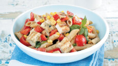 Σαλάτα με πέννες ολικής, κοτόπουλο, ντοματίνια, καλαμπόκι και σάλτσα αβοκάντο