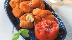 Πατατοκροκέτες με καπνιστή σάλτσα ντομάτας