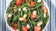 Σαλάτα με αμπελοφάσουλα, ντοματίνια, ελιές και λαδοτύρι Μυτιλήνης