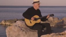 Ντέιβιντ Γκίλμορ: Ο εμβληματικός frontman των Pink Floyd ερμηνεύει νέο τραγούδι στην Ύδρα