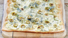 Πίτσα με τέσσερα τυριά και ελιές