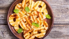 BBQ με φρούτα στη σχάρα! Πώς θα τα ετοιμάσετε και πώς θα τα απολαύσετε