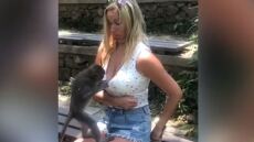 Παιχνιδιάρα μαϊμού προσπάθησε να γδύσει τουρίστρια στην Ινδονησία - Δείτε βίντεο