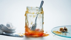 Το απίστευτο tip για να βγάλεις ακόμη και το τελευταίο κουταλάκι μαρμελάδα από το βάζο