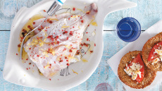 Λαβράκι μαριναρισμένο με ούζο και χάχλες γεμιστές