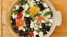 Σαγανάκι με αβγό, πιπεριά και κεφτέ λουκάνικο