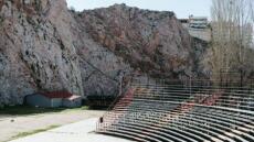 Φεστιβάλ στη Σκιά των Βράχων: Η καρδιά του θεάτρου και της μουσικής «ξαναχτυπά» στο Βύρωνα