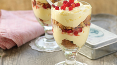 Trifle με cookies βρώμης, κρέμα και κόκκινα φρούτα