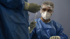 Κορωνοϊός: Σε επιφυλακή οι υγειονομικές αρχές για τις διάσπαρτες εστίες και τα «ορφανά» κρούσματα