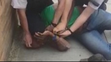 Σάλος στη Βρετανία: Βίντεο δείχνει αστυνομικό να γονατίζει στον λαιμό μαύρου υπόπτου στο Λονδίνο