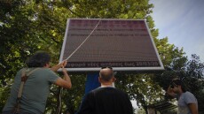 Επιστρέφουν σε πεζόδρομους και πλατείες οι διαφημιστικές πινακίδες-τέρατα