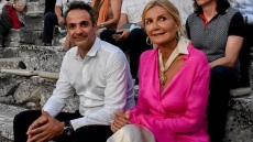 Κυριάκος και Μαρέβα Μητσοτάκη στην Επίδαυρο για να παρακολουθήσουν τους «Πέρσες»