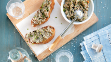 Ντιπάκι με σαρδέλες του κουτιού