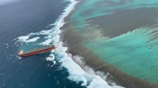 Φορτηγό πλοίο 300 μέτρων κόλλησε σε ύφαλο – Δείτε βίντεο