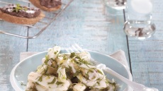 Σουπιές σαλάτα και πικάντικος τσιπουρομεζές άλειμμα