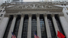 ΗΠΑ: Τη μεγαλύτερη πτώση μεταπολεμικά παρουσίασε η οικονομία το β΄ τρίμηνο