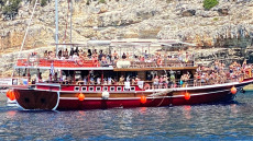 Αντίπαξοι: «Τσαμπιά» στα καταστρώματα, τι να σου κάνουν οι μάσκες  -  Δείτε φωτογραφίες