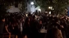 Κορωνοϊός: Και η Ικαρία τον... χαβά της - Πανηγύρι, χοροί και συνωστισμός στην Ακαμάτρα