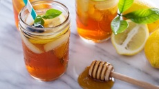 Γιατί είναι καλό να πίνεις ζεστό νερό με μέλι καθημερινά