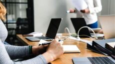 ΕΡΓΑΝΗ: Αυξήθηκαν οι προσλήψεις τον Ιούλιο μετά το καθυστερημένο άνοιγμα του τουρισμού