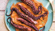 Χταπόδι ψητό με σάλτσα πιπεριάς