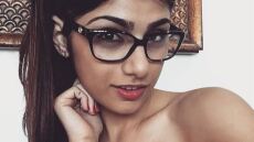 Μία Καλίφα: Έβγαλε σε δημοπρασία τα γυαλιά της για να στηρίξει τον Λίβανο