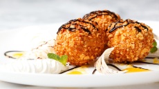 Πώς θα φτιάξεις τηγανητό παγωτό στο σπίτι... χωρίς τηγάνι!