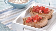 Μόστρα Μυκόνου και ταραμάς σαλάτα: Ο ουζομεζές της παρέας