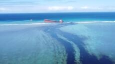 Μαυρίκιος: Κόπηκε στα δύο το τάνκερ που προκάλεσε οικολογική καταστροφή